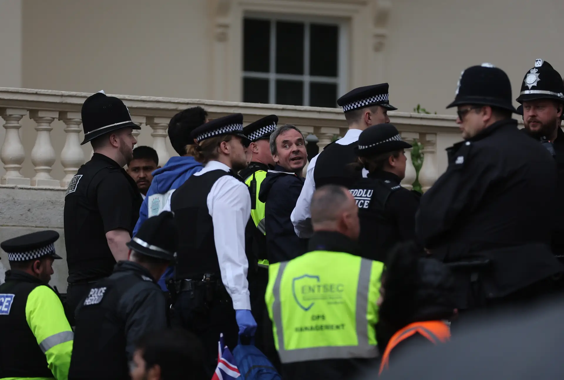 A polícia deteve na manhã deste sábado em Londres seis ativistas do grupo Republic, que pretende abolir a monarquia no Reino Unido. 