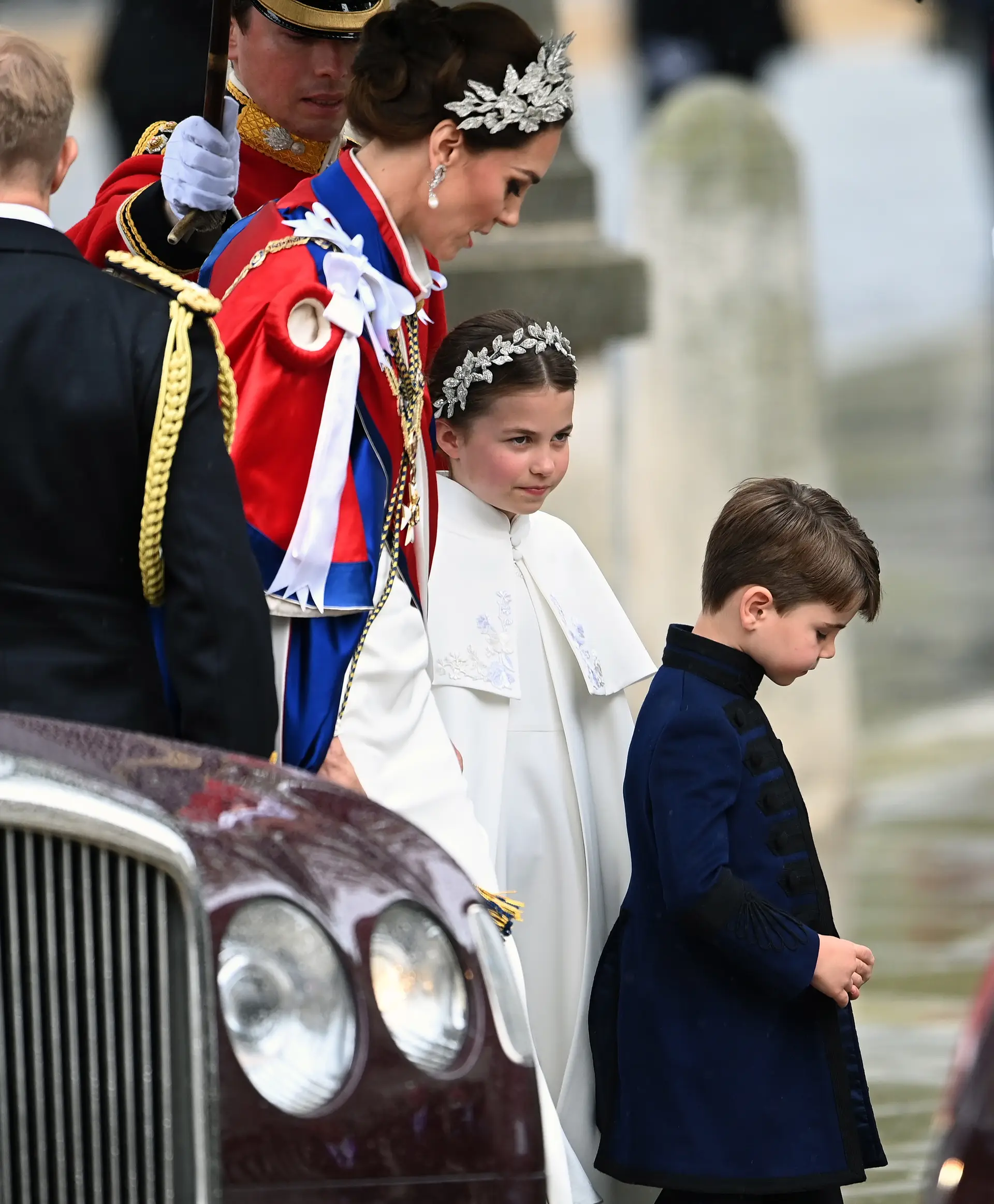 Kate, princesa de Gales, na entrada da Abadia de Westminster, com os filhos Charlotte e Louis, antes da coroação de Carlos III.
