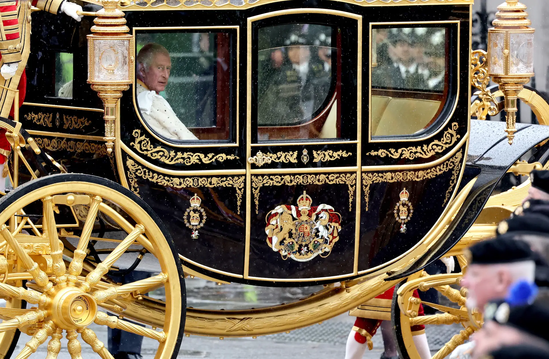 O rei Carlos III, no percurso para Westminster, ainda antes da coroação. 
