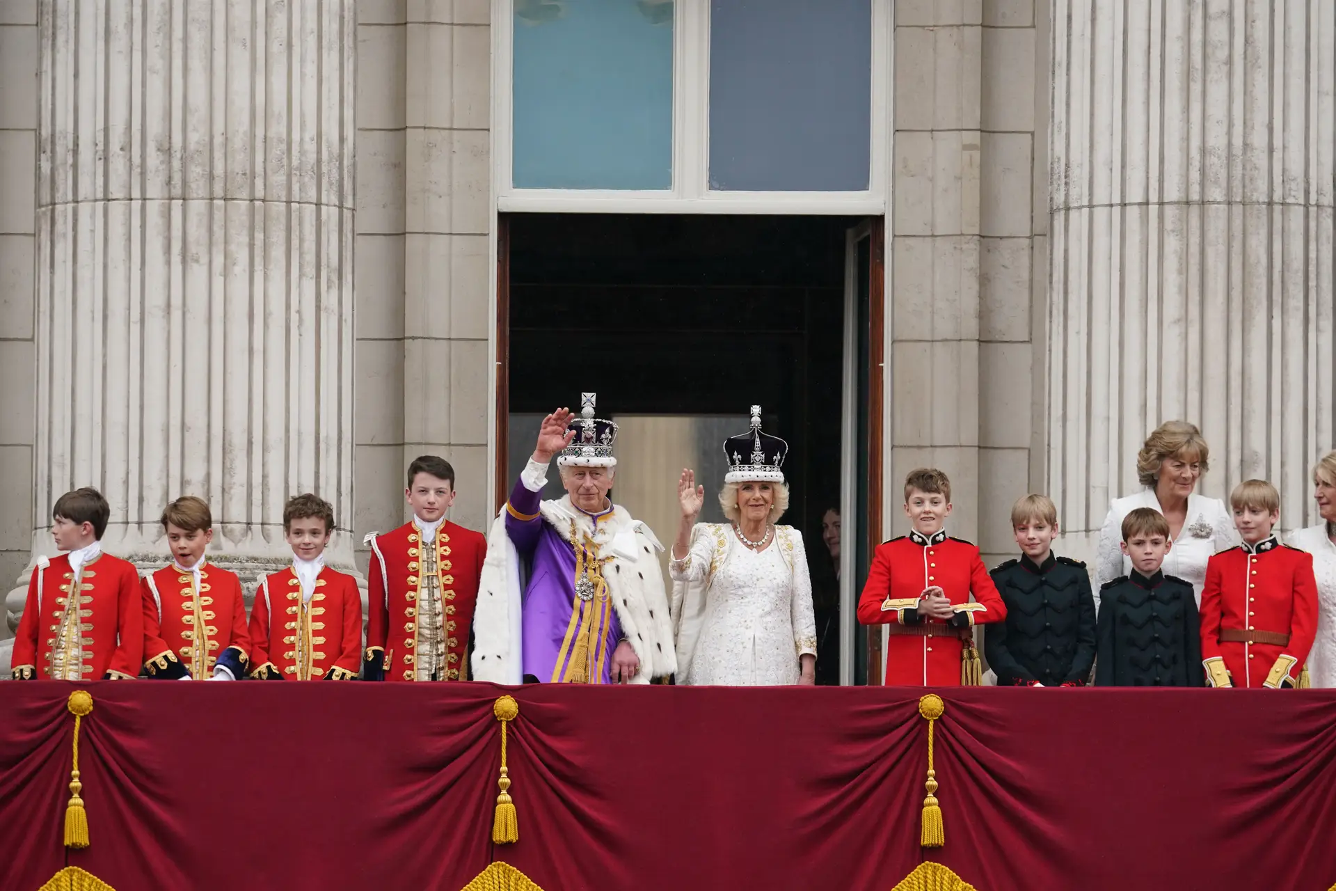 A família real sai à varanda do Palácio de Buckingham