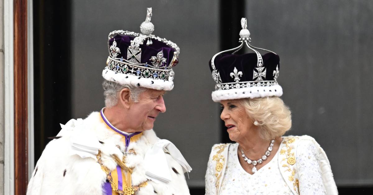 Uma coroação cor de rosa, com vários tons de azul, e em que só os reis usaram coroa