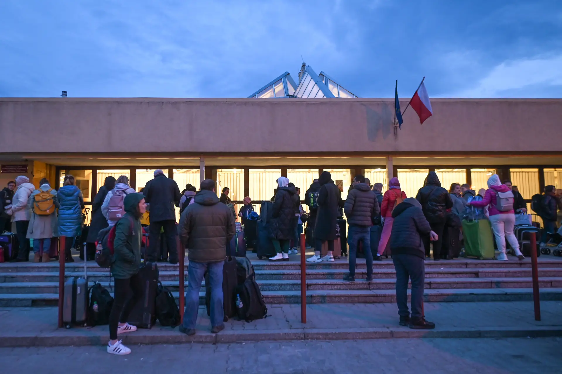 Ucranianos fazem fila no controlo de passaporte em Przemysl, na Polónia