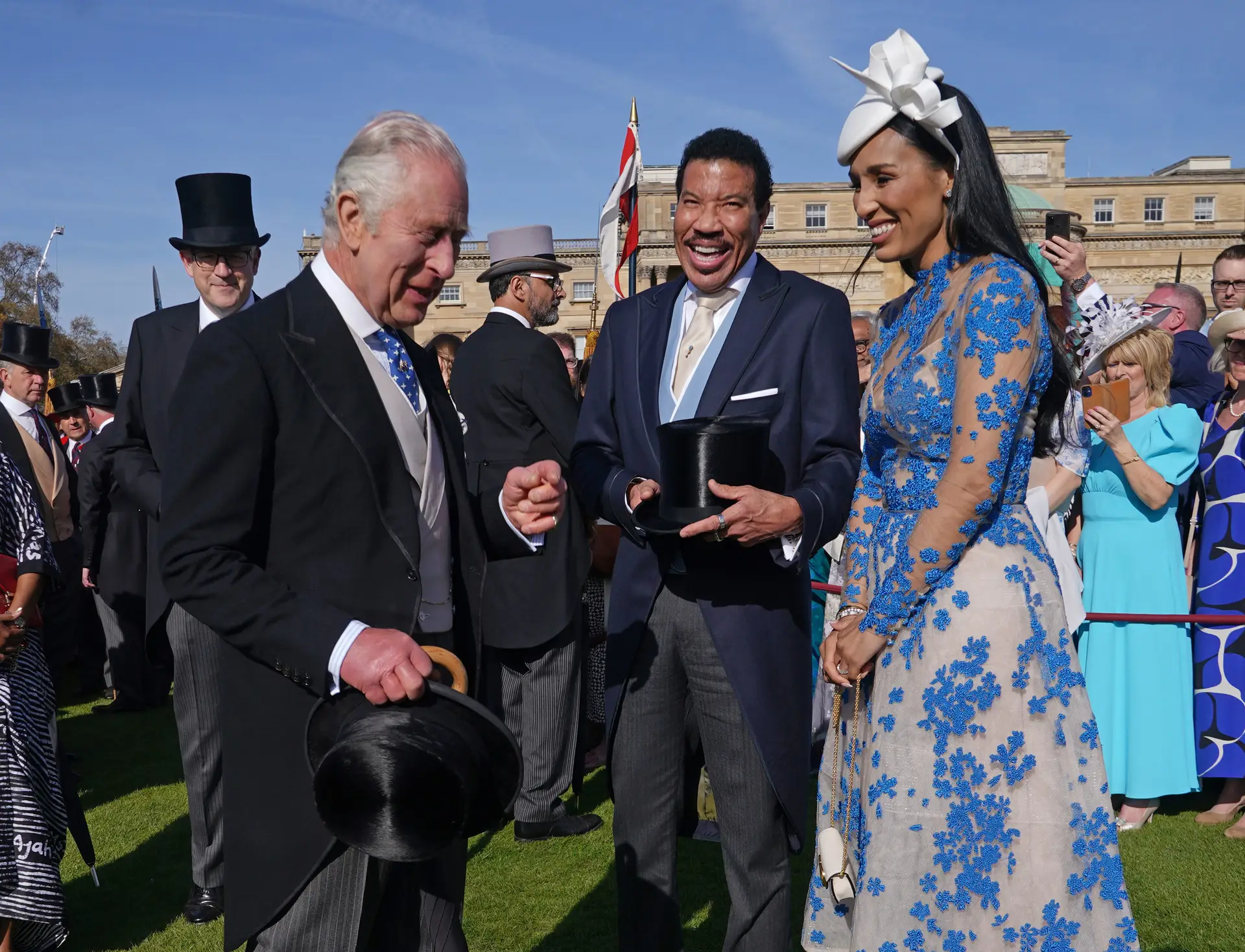 Lionel Richie e a sua mulher, Lisa Parigi, com o Rei Carlos III