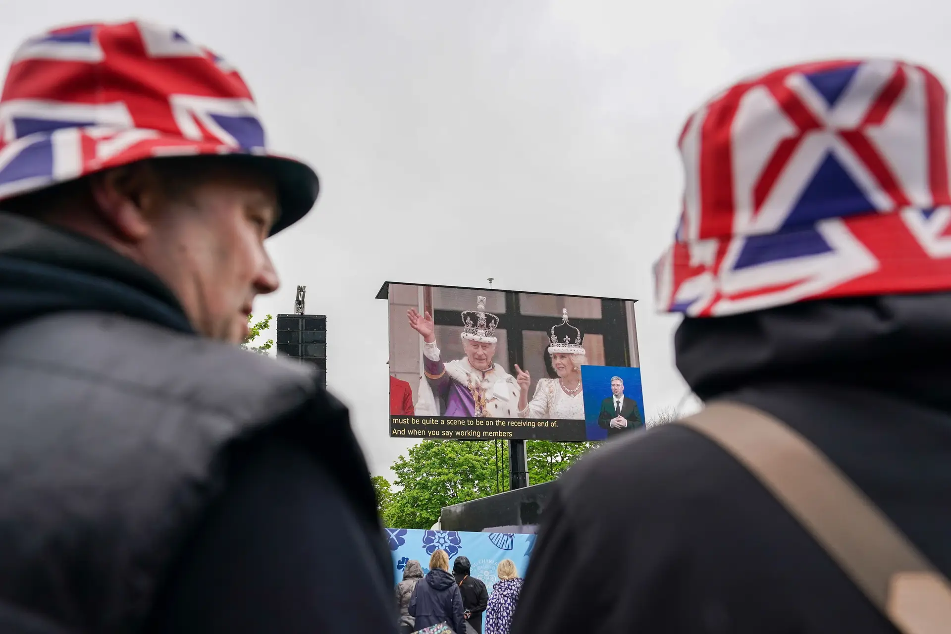Transmissão em direto da coroação de Carlos III num ecrã instalado no Hyde Park, em Londres
