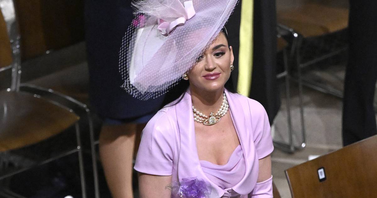 Katy Perry não encontrava o seu lugar na Coroação do Rei Carlos III: e as imagens do seu desnorte correram a internet