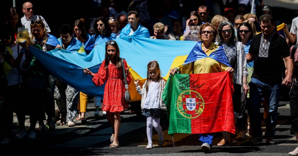 Meia centena de ucranianos manifestam-se diante da embaixada russa em Lisboa contra ideologia de ódio