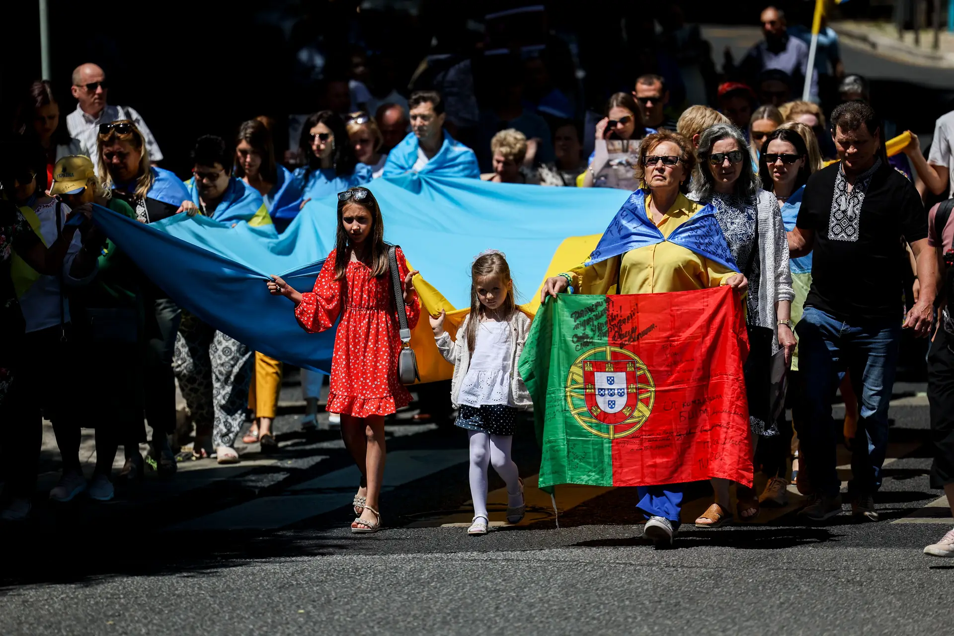 Cidadãos ucranianos marcham após um comício em apoio à resolução da Verkhovna Rada da Ucrânia "Sobre o uso da ideologia do racismo pelo regime político da Federação Russa, frente à Embaixada da Rússia, em Lisboa, 07 de maio de 2023
