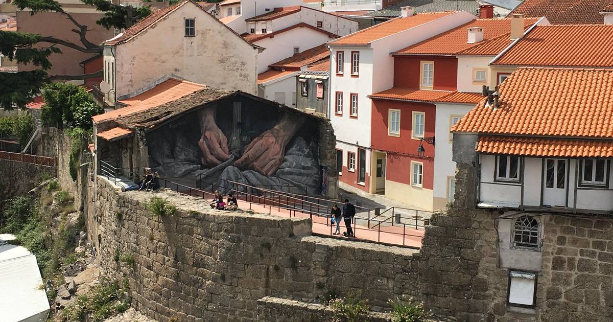 Ativistas colocam placas toponímicas com nomes de mulheres até agora “invisíveis” nas ruas da Covilhã