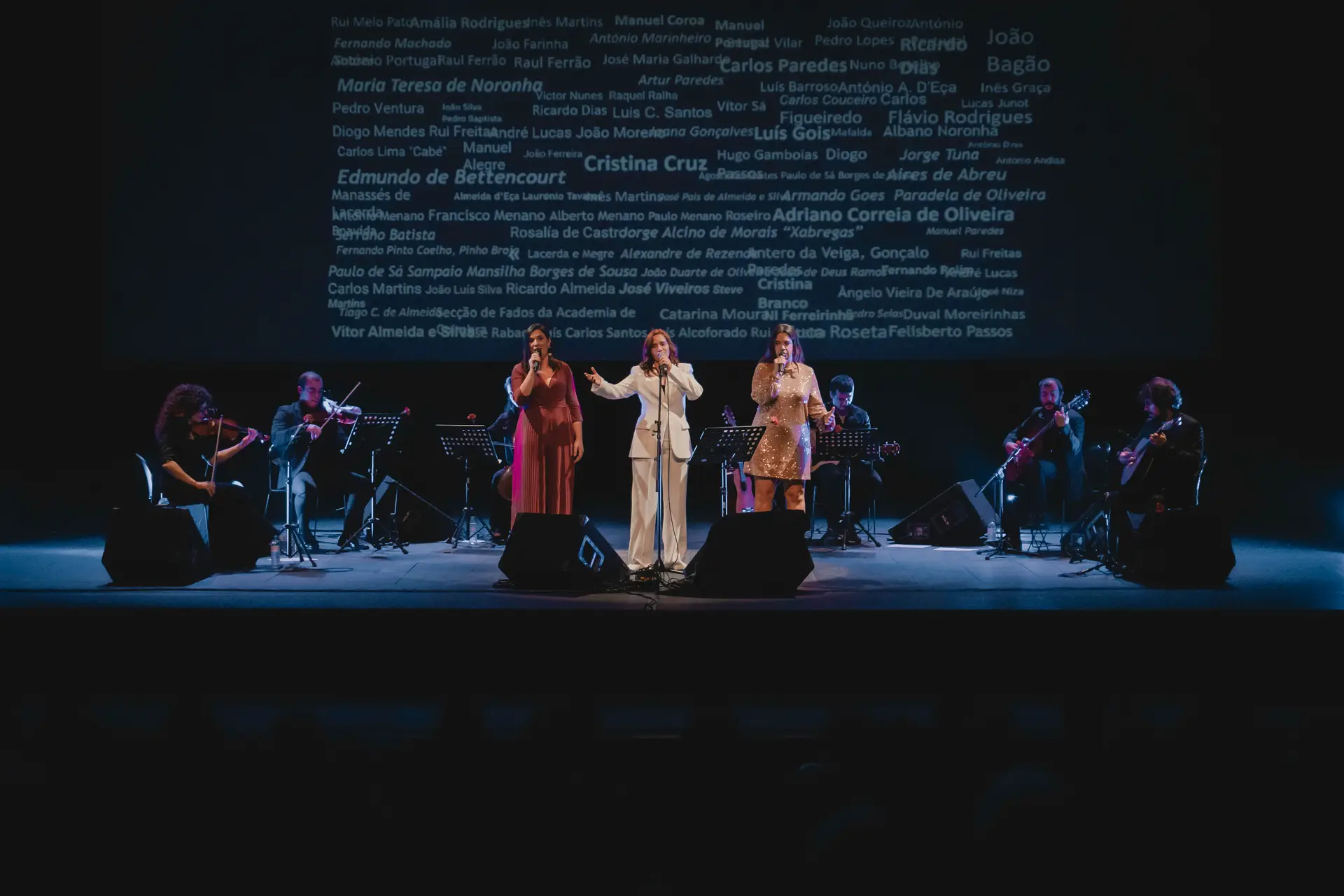 Vânia Couto, Joana Gonçalves e Inês Graça no espetáculo “Coimbra na Voz da Mulher”, que no Teatro Académico Gil Vicente