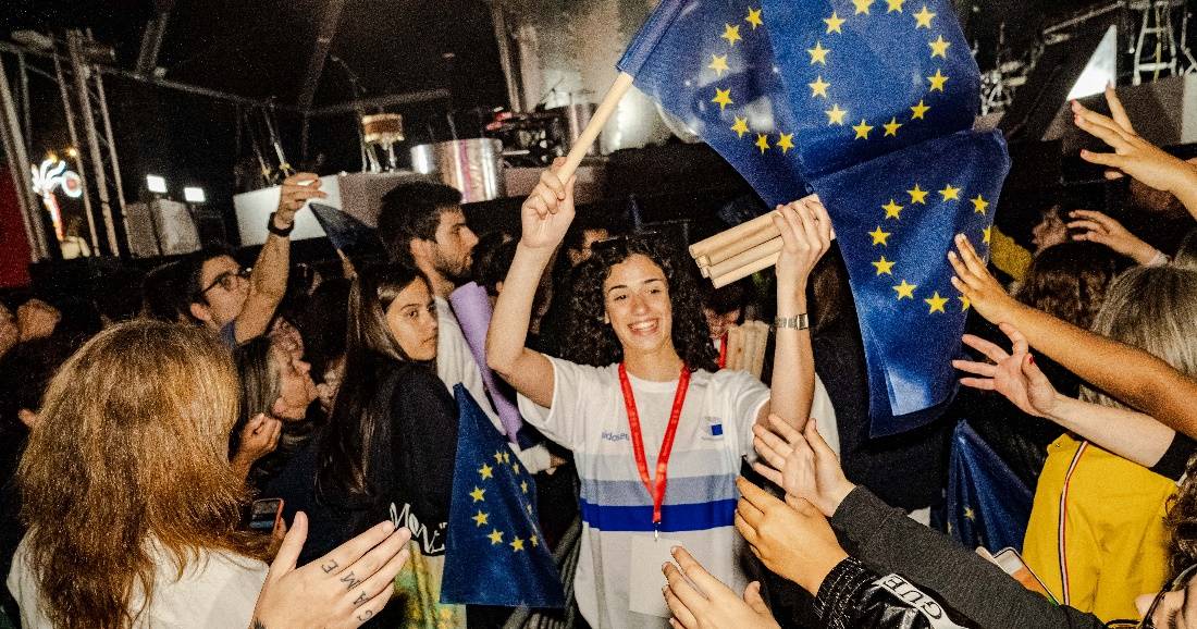 Aprender, viajar, ajudar: no Dia da Europa, seis oportunidades para os jovens aproveitarem a União