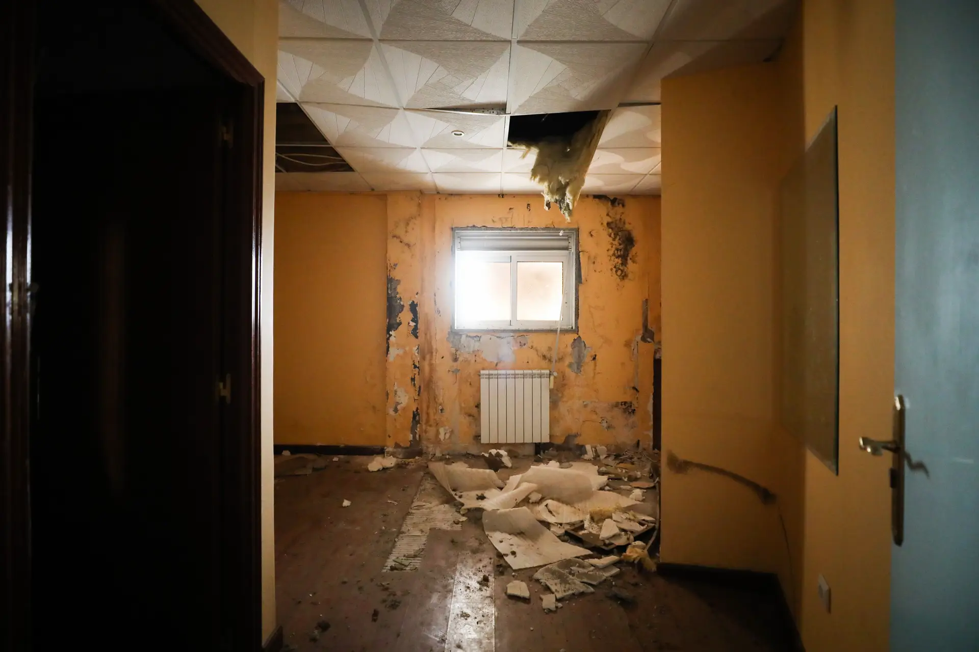 A zona dos quartos é a mais destruída.