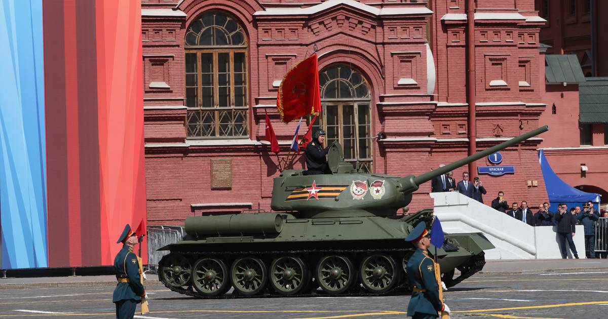 Um 9 de maio diferente: da parada militar que “torna visível” a escassez de armamento ao discurso “sem triunfalismos” de Vladimir Putin
