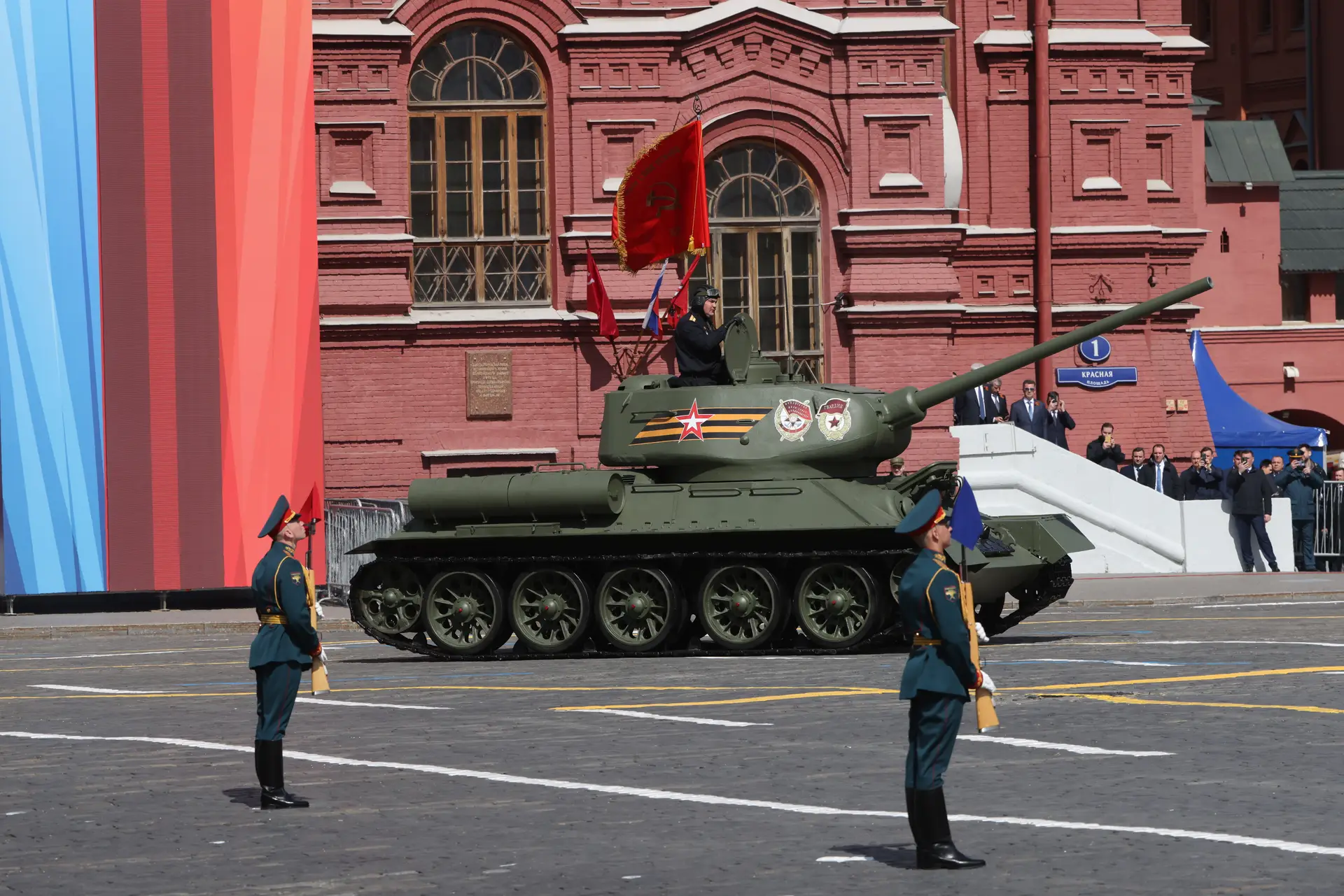 O tanque soviético T-34 apresenta-se na parada militar do 9 de maio de 2023, o dia em que a Rússia celebra a vitória contra os nazis na segunda guerra mundial