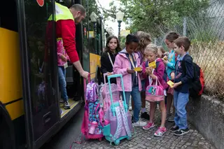De carro, a pé, de transportes ou de bicicleta: concelho a concelho, saiba como as crianças vão para a escola em Portugal