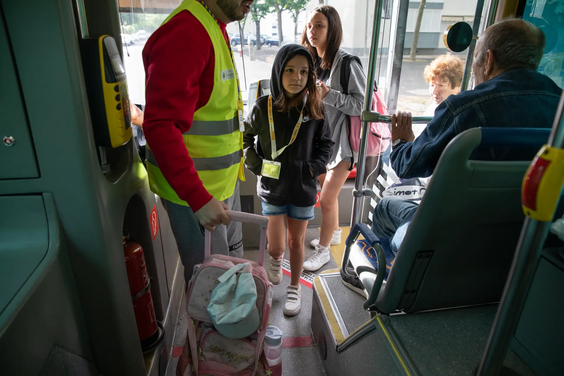 Madalena tem 9 anos e já não vai de carro para a escola: passou a ir de Amarelo, os autocarros da Carris com monitores lá dentro