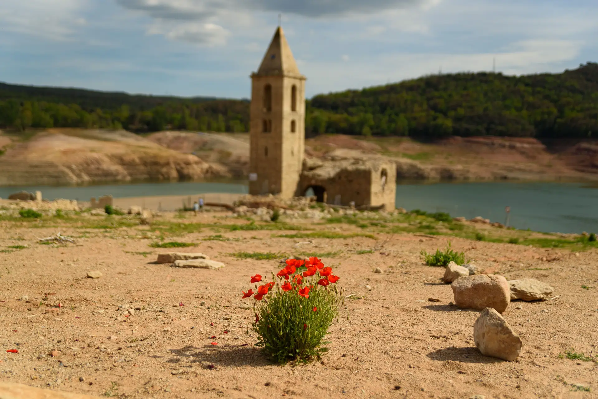Na barragem de Sau, a descida do nível das águas fez reaparecer o campanário da igreja de Sant Romà, inundada aquando da construção da barragem
