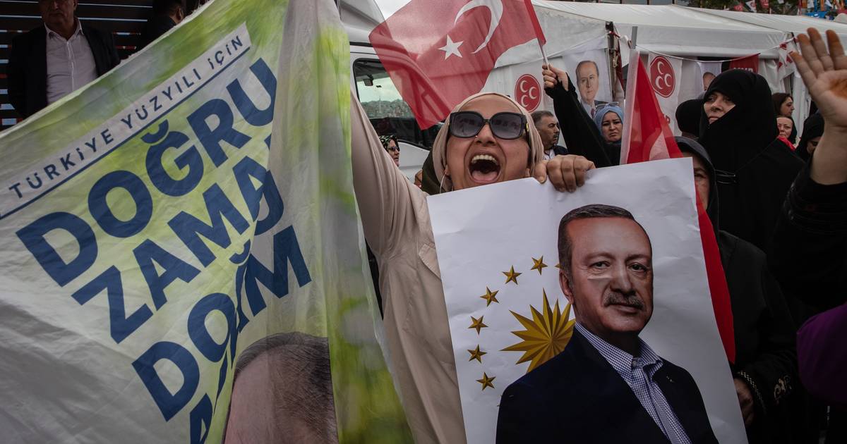 Erdogan distribui promessas e desenterra fantasmas, face a umas eleições cada vez mais incertas