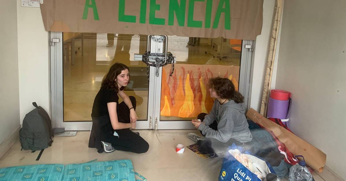 Clima: duas jovens em greve de fome na entrada da Faculdade de Psicologia de Lisboa. Têm um garrafão de água, livros, agasalhos e colchões