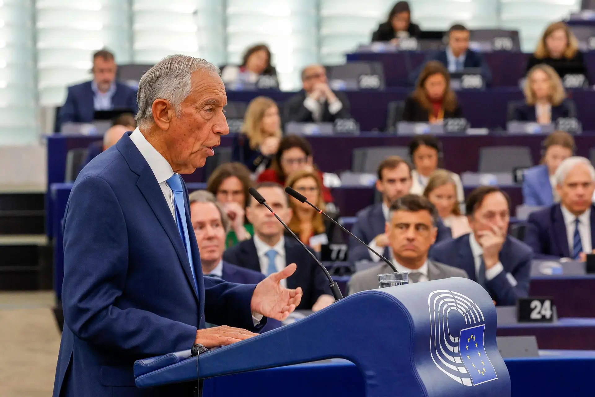 Marcelo pede paz, aceleração económica e aposta na juventude na Europa. E promete, em inglês, um Portugal estável