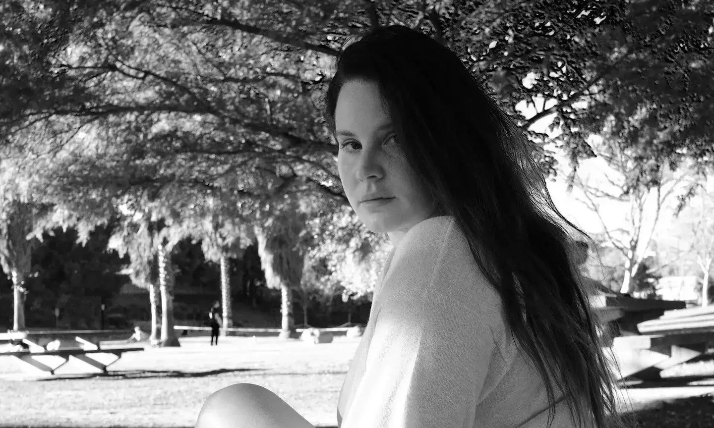 Lana Del Rey partilha vídeo de dez minutos para ‘Candy Necklace’