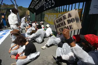 “Queremos sair daqui a saber que conseguimos parar este crime”: ativistas bloqueiam entrada do terminal de gás de Sines