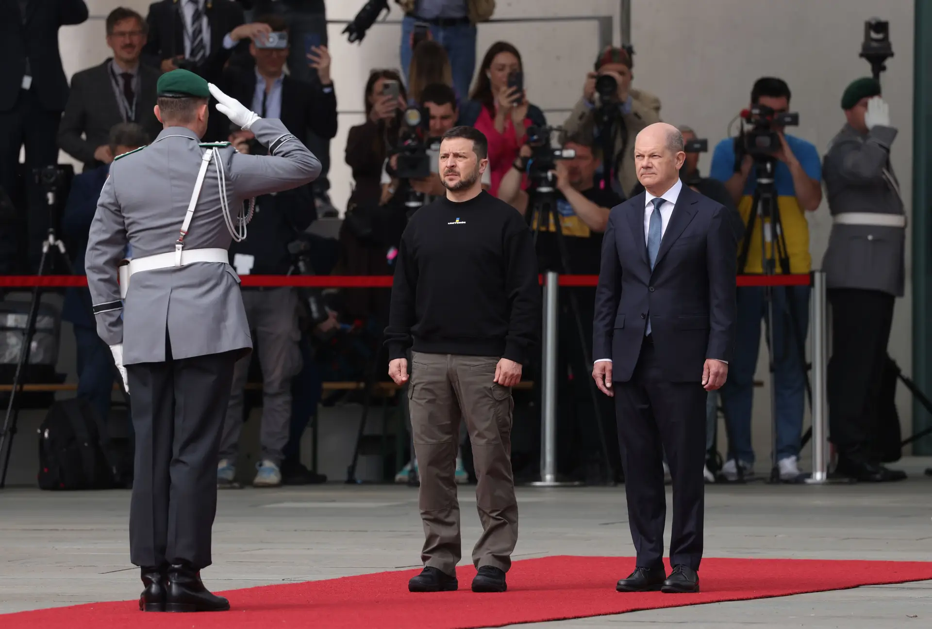 Em direto: Zelensky em volta à Europa. Tropas ucranianas avançam em Bakhmut