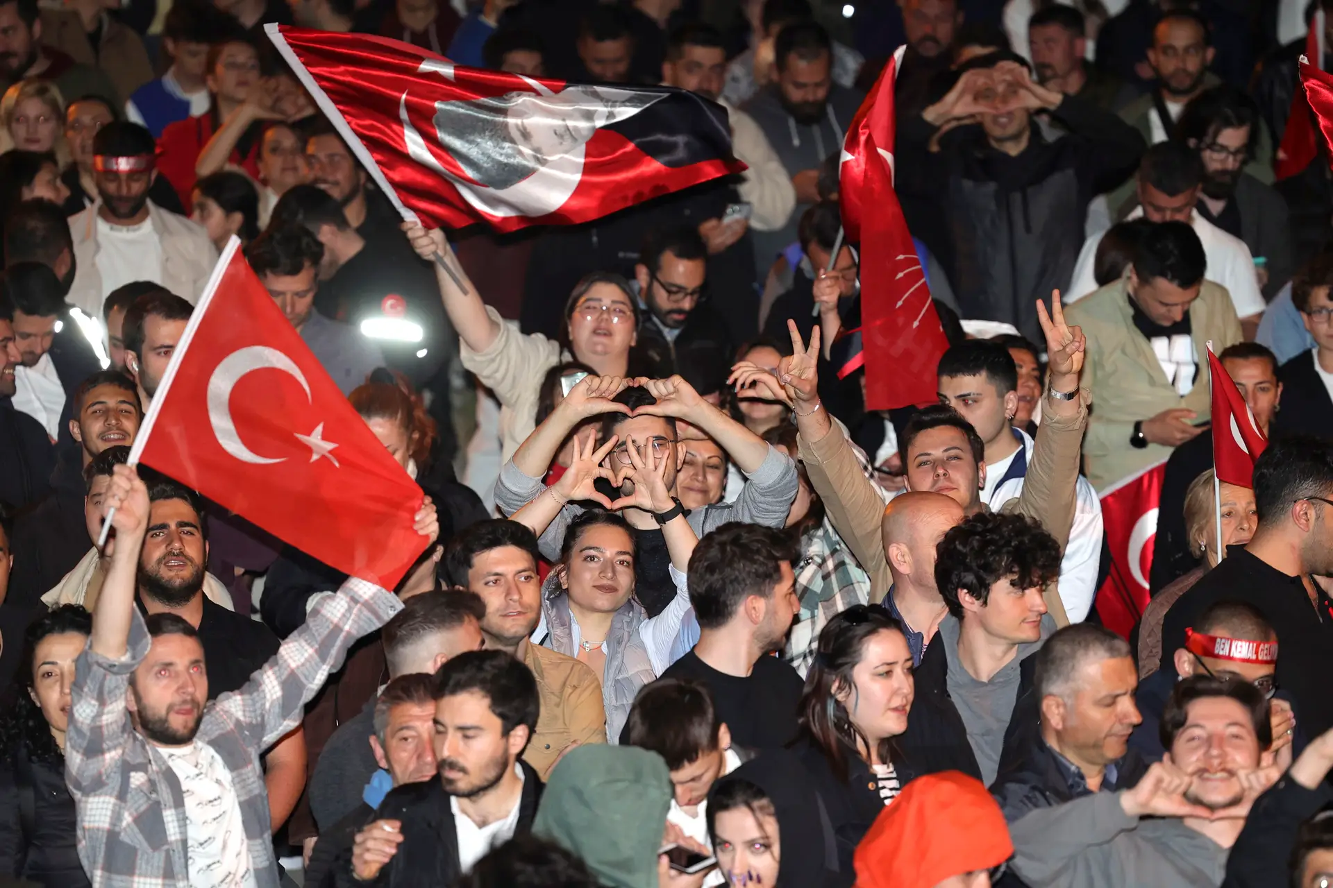 Eleições na Turquia: a caminho da segunda volta, Erdogan contraria sondagens e bate Kilçdaroglu