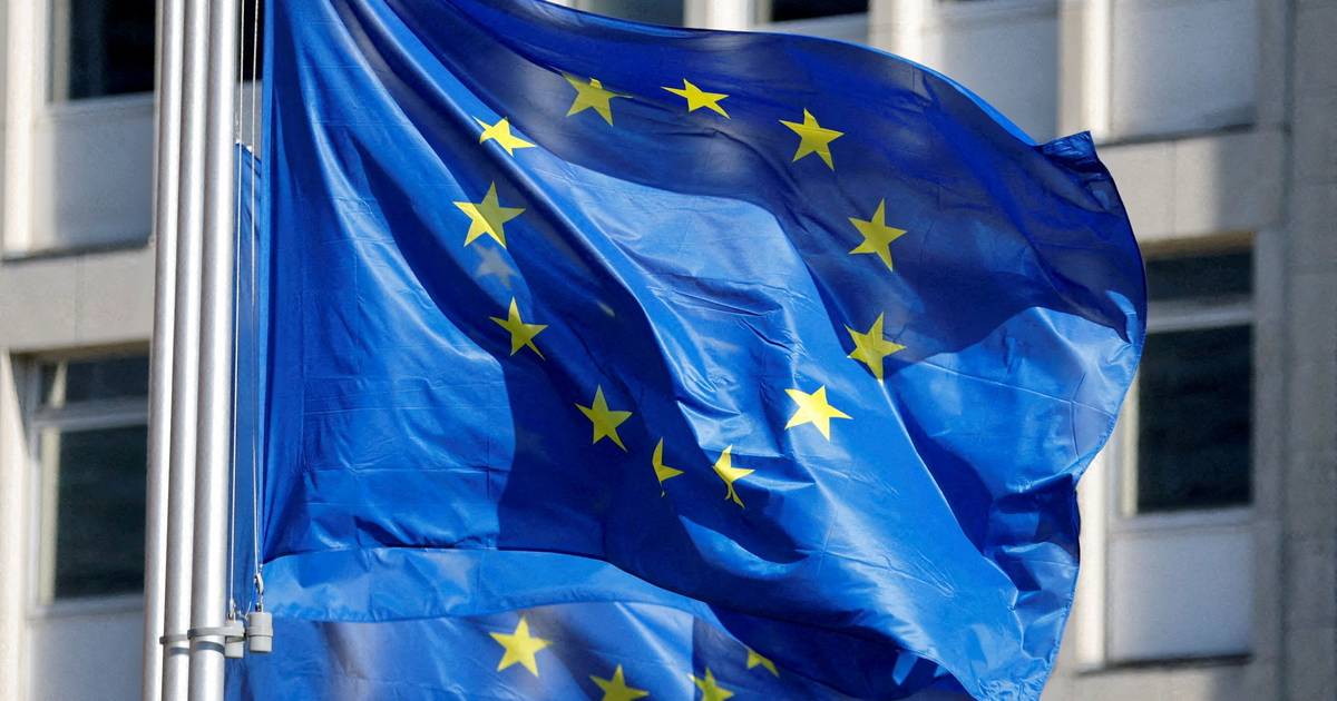Bruxelas quer proibir gás russo até 2027 e deixa elogios a Portugal e Espanha na recuperação do apagão