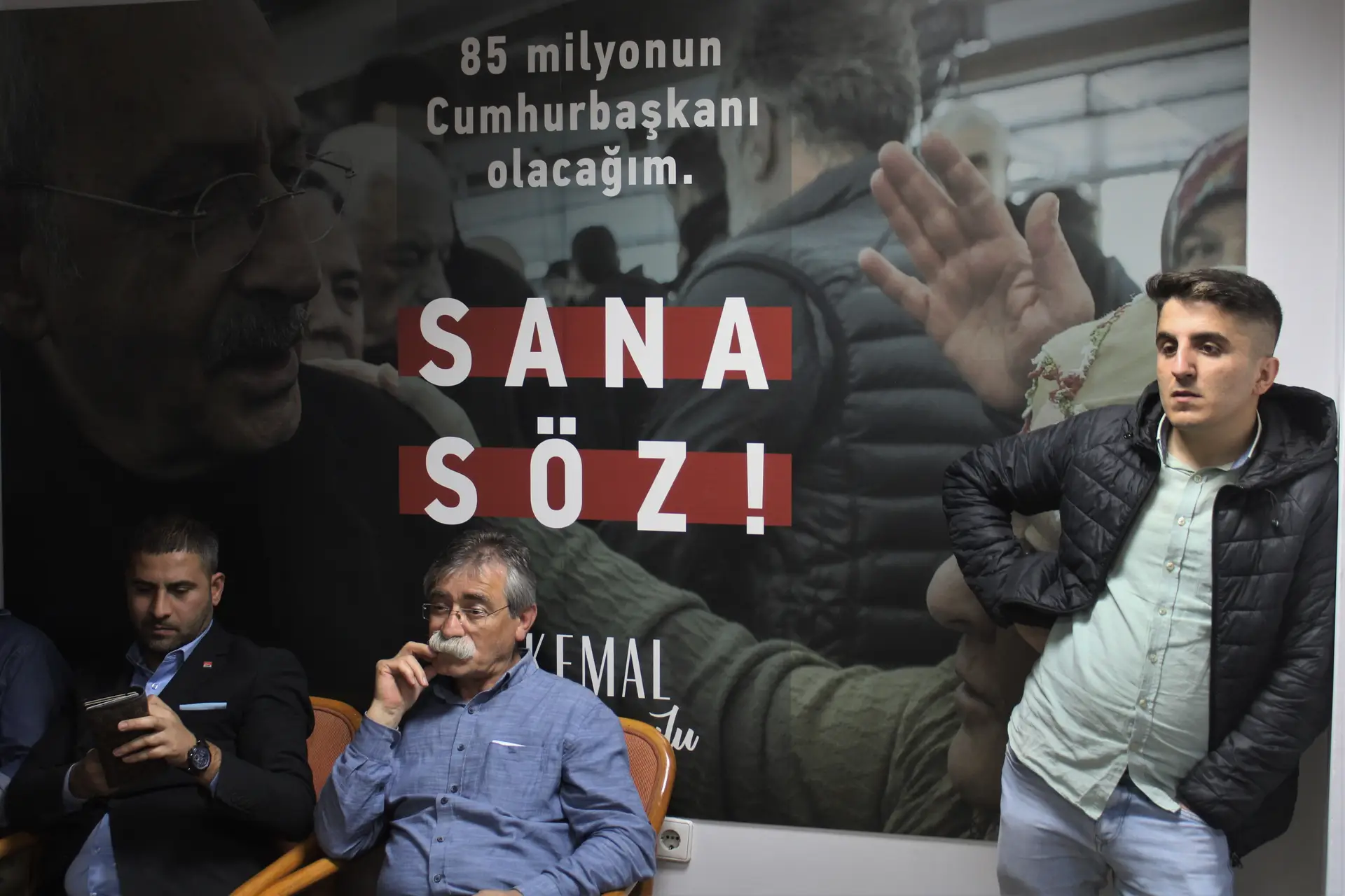 Militantes do CHP em Esmirna desiludidos com um resultado abaixo do esperado