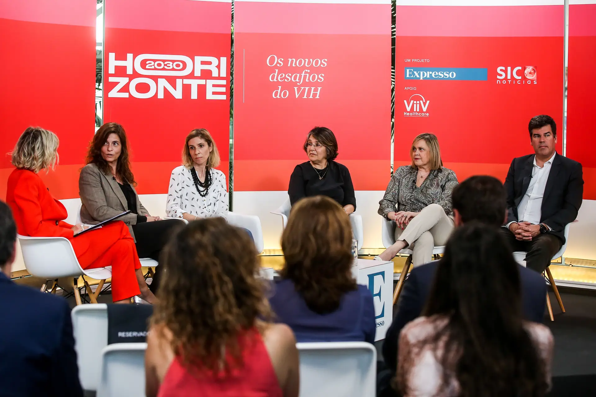 No primeiro debate, moderado pela jornalista da SIC Marta Atalaya, participaram Andreia Ferreira (Ser+), Cristina Sousa (Abraço), Isabel Aldir (médica), Maria Eugénia Saraiva (Liga Portuguesa Contra a SIDA) e Ricardo Mexia (médico de Saúde Pública)
