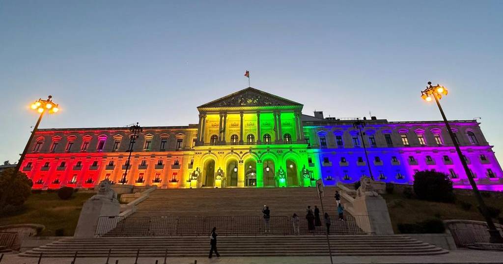 Santos Silva quis bandeira LGBT no Parlamento, Chega opôs-se, PSD ficou a meio do caminho. A solução foram as luzes