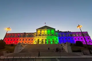 Santos Silva quis bandeira LGBT no Parlamento, Chega opôs-se, PSD ficou a meio do caminho. A solução foram as luzes