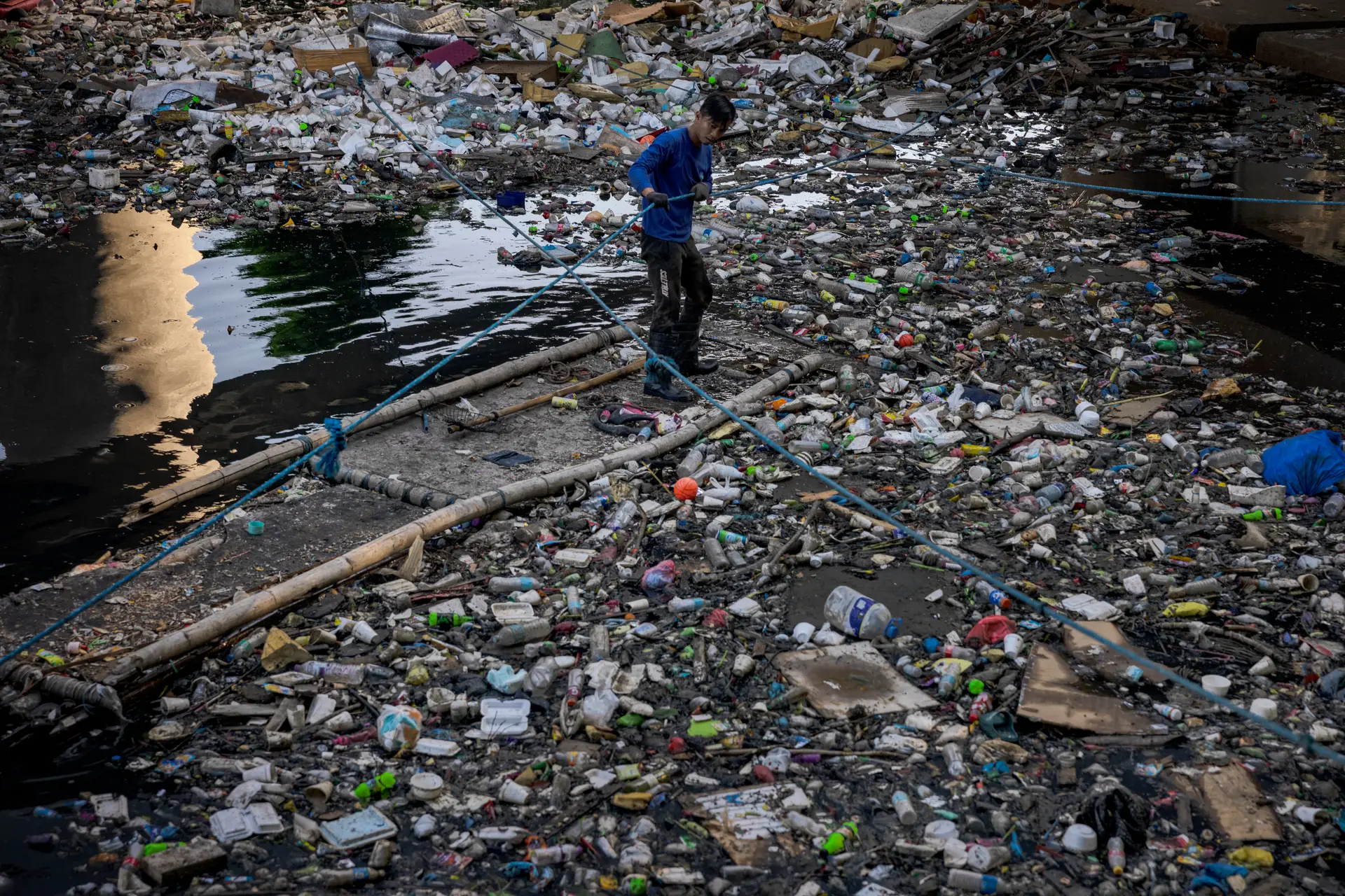 É possível reduzir a poluição por plásticos em 80% até 2040: relatório das Nações Unidas explica o que é preciso mudar