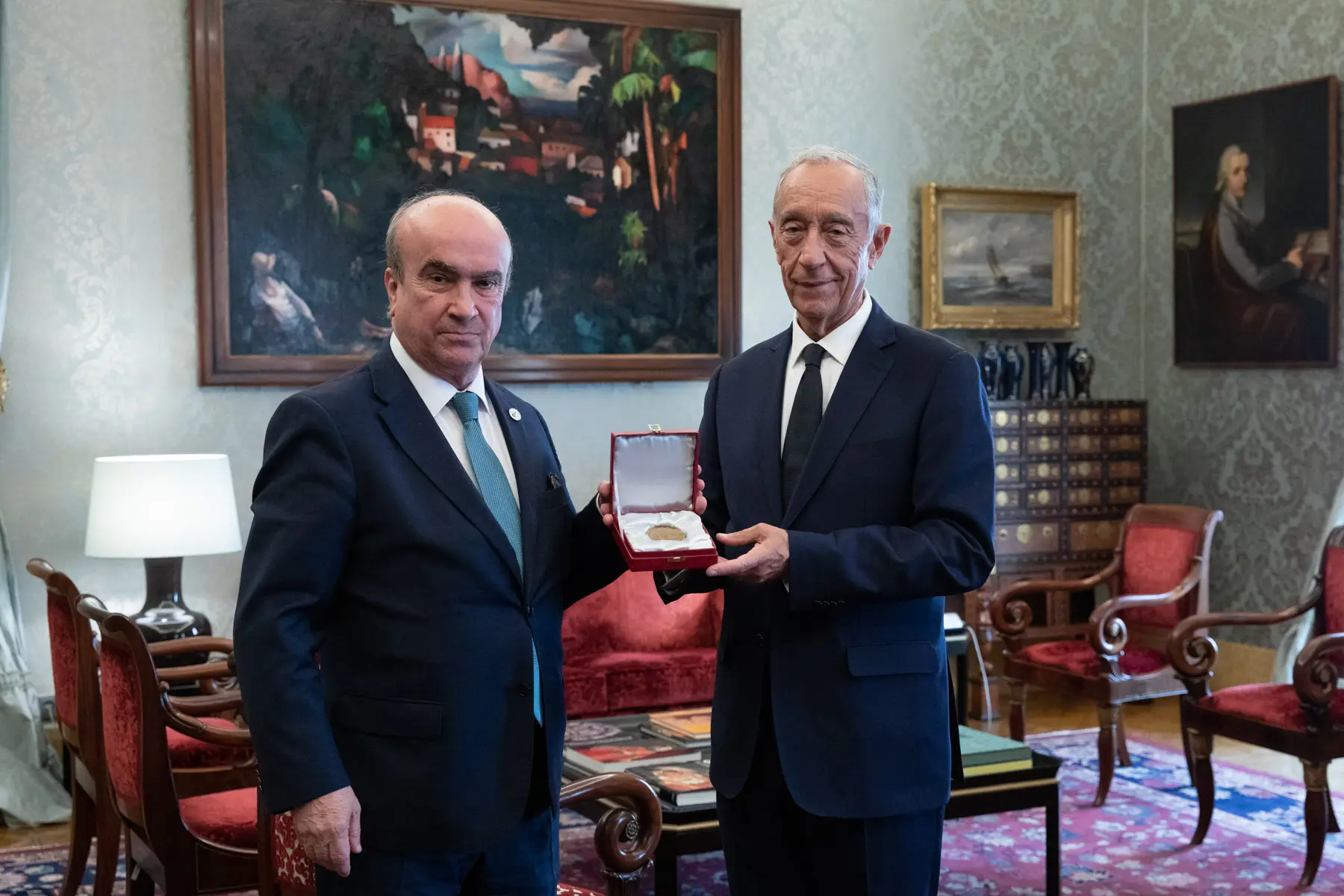 Mariano Jabonero atribuiu a Medalha de Honra da OEI a Marcelo Rebelo de Sousa “em reconhecimento do seu contributo para a consolidação do espaço ibero-americano”