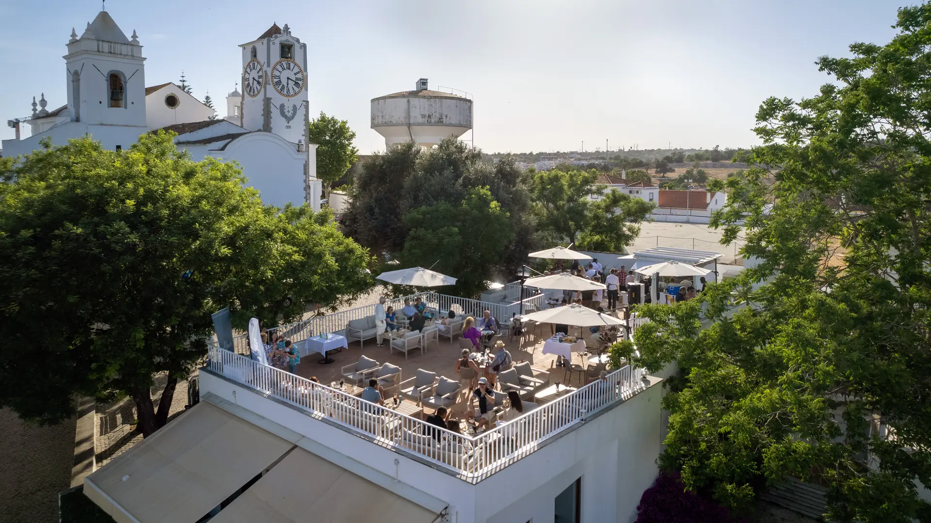 Com "a melhor vista" da cidade, novo rooftop de Tavira anima o verão com petiscos entre amigos