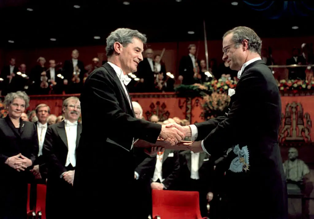Robert Lucas (esquerda) a receber o Nobel da Economia do Rei Carlos XVI da Suécia (direita), em 1995
