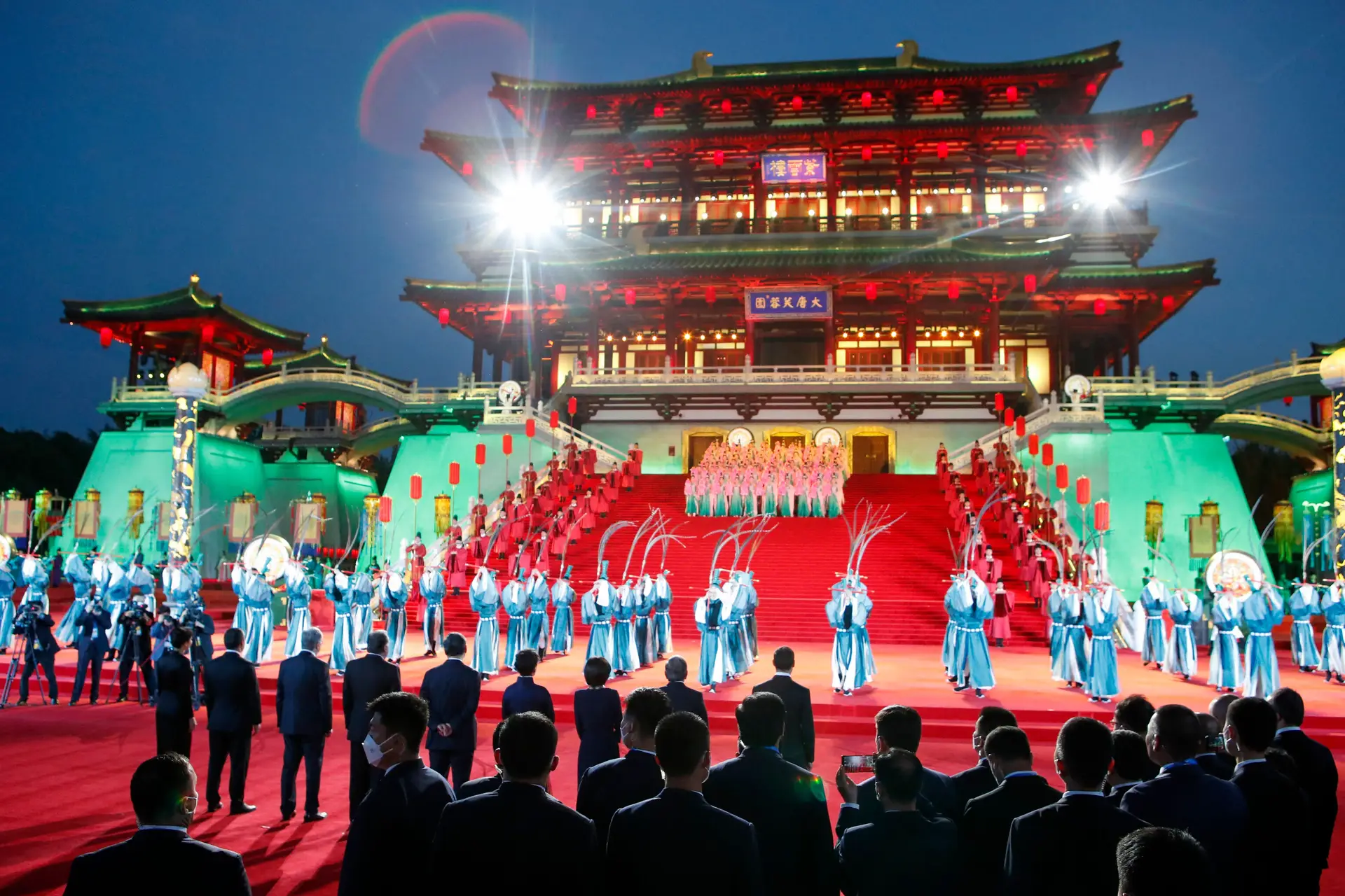 Os presidentes quirguize (Sadyr Japarov), tajique (Emomali Rahmon), cazaque (Kassym-Jomart Tokayev), chinês (Xi Jinping), turquemeno (Serdar Berdymukhamedov), usbeque (Shavkat Mirziyoyev), de costas na imagem, assistiram a uma atuação de boas-vindas em Xian