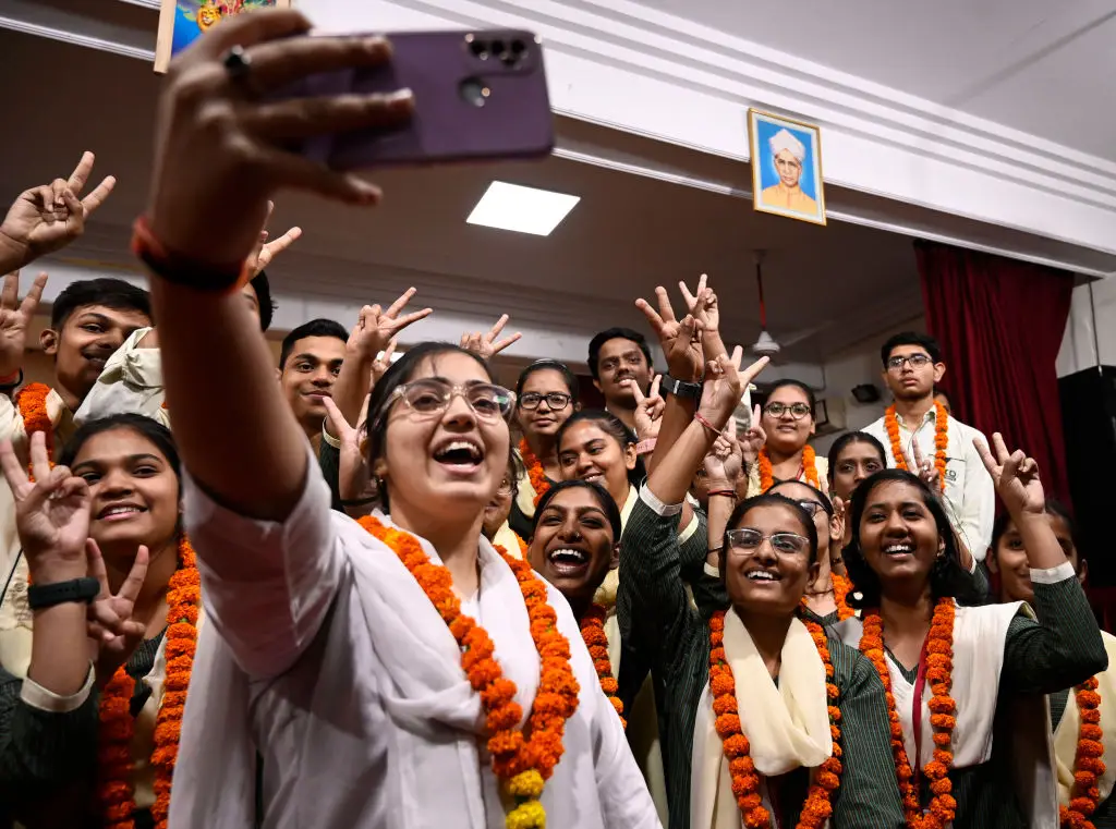 Na cidade indiana de Lucknow, a capital do estado de Uttar Pradesh, estudantes celebram os bons resultados em clima de festa