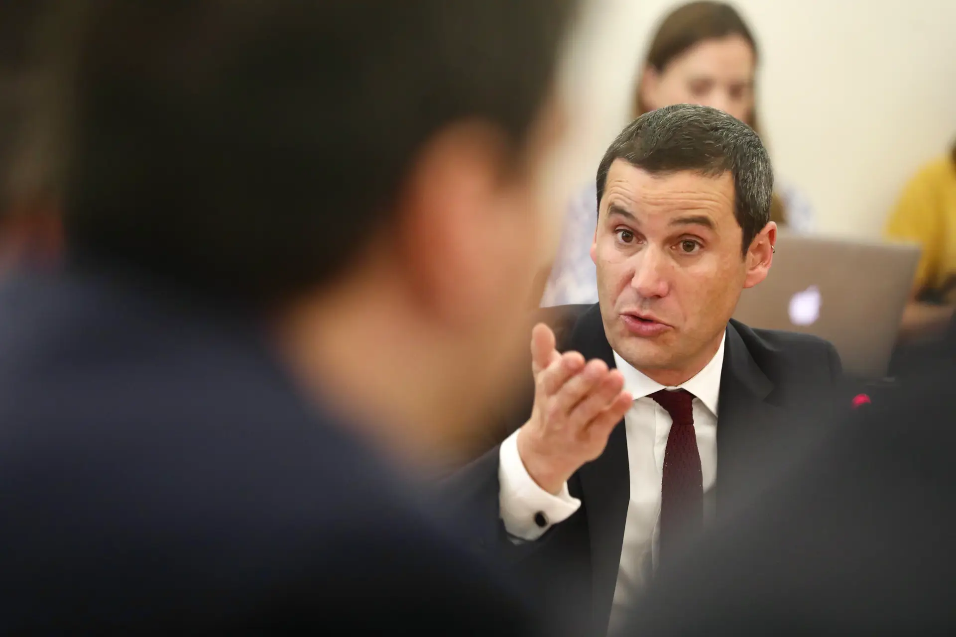"Reconstruir a verdade dá trabalho" e Galamba não se lembra de tudo: as várias versões do ministro sobre o SIS