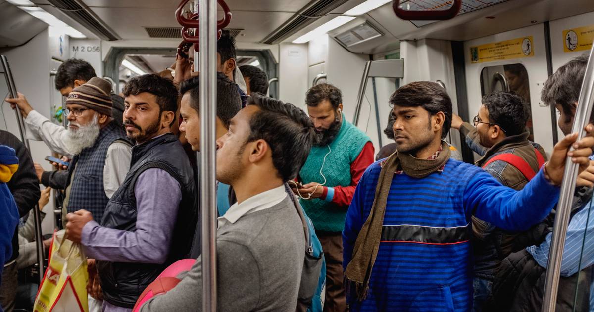 Nova Deli reforça presença policial no metro para impedir demonstrações de afeto dentro das carruagens