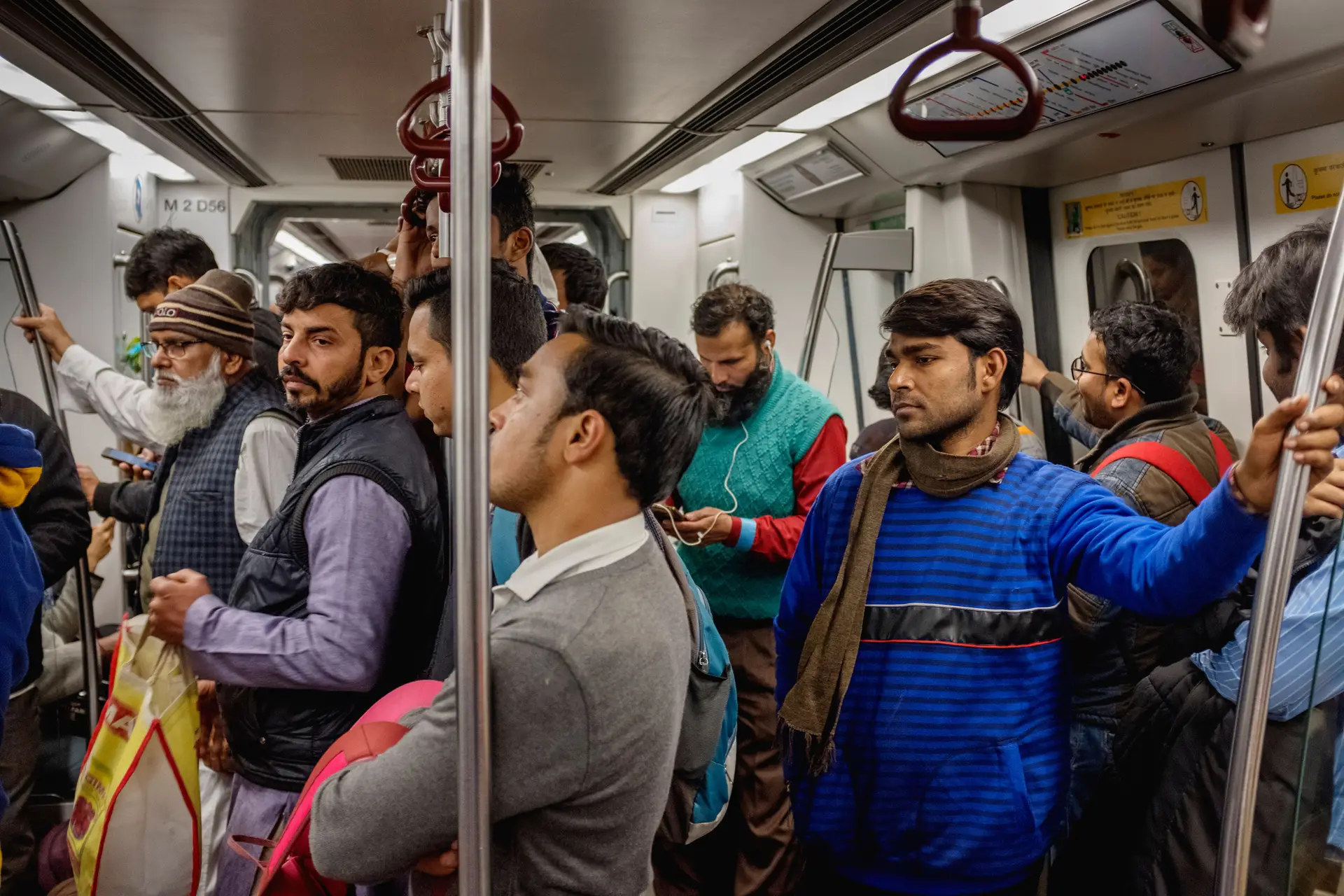 Nova Deli reforça presença policial no metro para impedir demonstrações de afeto dentro das carruagens