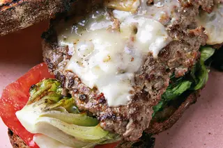 Receita da semana: hambúrguer em pão de massa mãe e alface grelhada