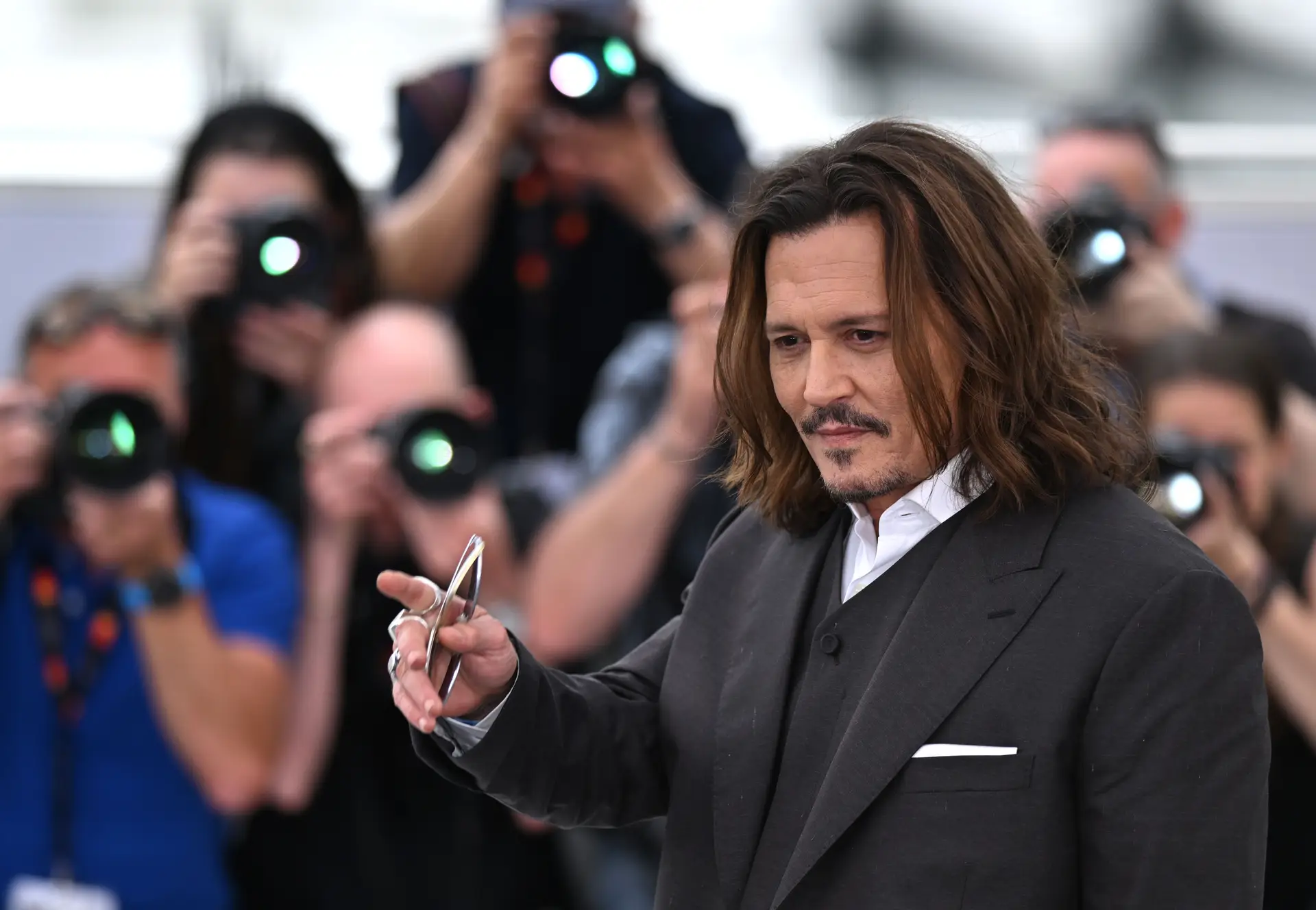 Johnny Depp emociona-se com o longo aplauso ao seu último filme no