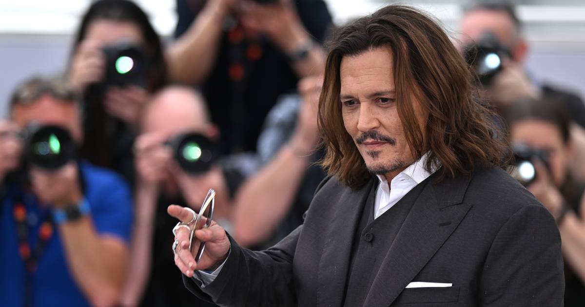 Johnny Depp emociona-se com o longo aplauso ao seu último filme no Festival de Cannes
