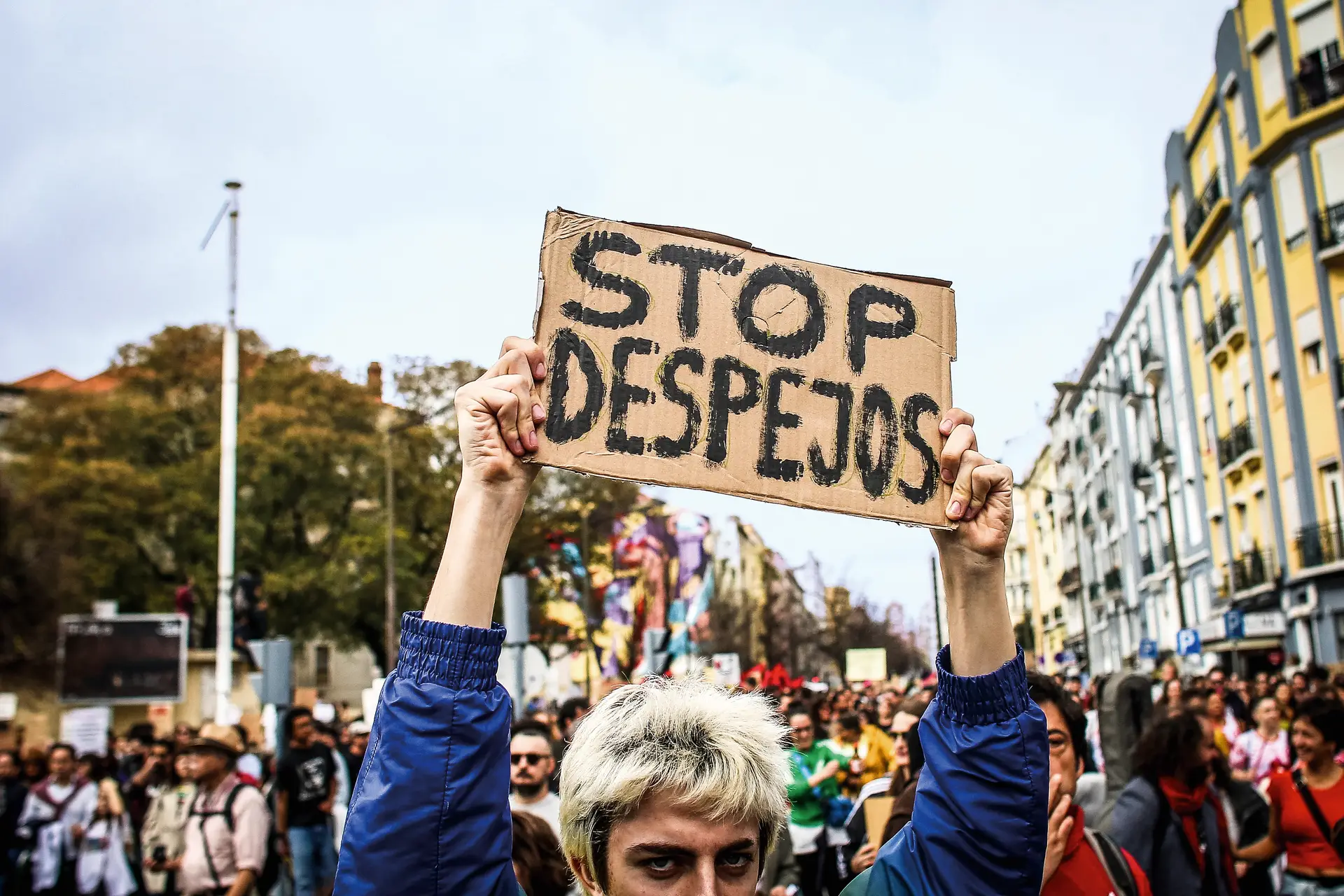 A 1 de abril deste ano, várias cidades do país, como Lisboa, Porto ou Coimbra, assistiram a uma das maiores manifestações de sempre em defesa do direito à habitação digna e de casas a preços acessíveis e não com valores que os jovens e a classe média não conseguem pagar, nem com empréstimos do banco 