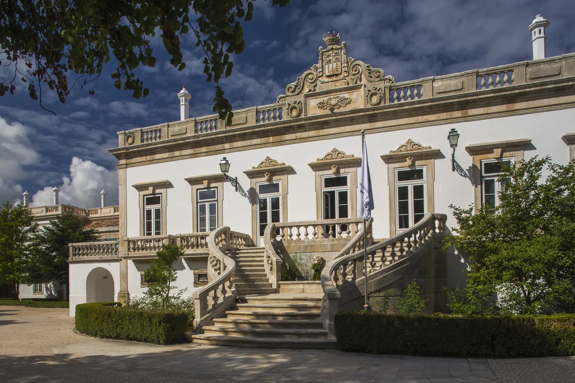 Saiba tudo sobre o hotel que é a "casa" de Chris Martin dos Coldplay em Coimbra