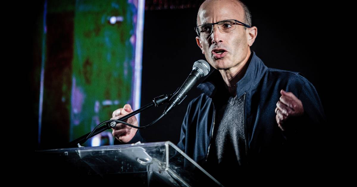 “Se somos tão inteligentes, porque estamos a fazer tanta estupidez?”: Yuval Harari veio a Lisboa avisar que a IA ameaça a democracia