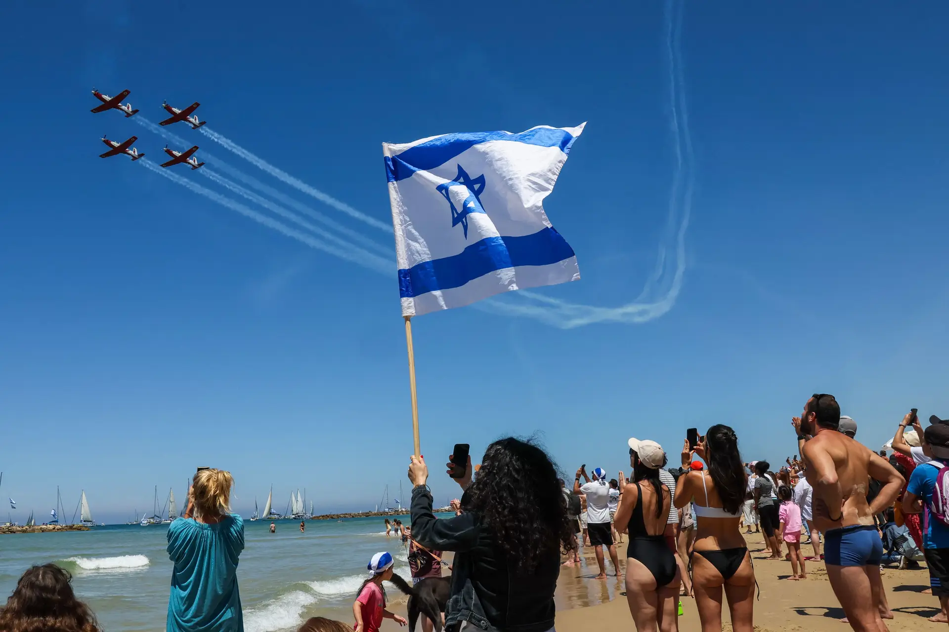 Celebração dos 75 anos da independência de Israel numa praia de Telavive