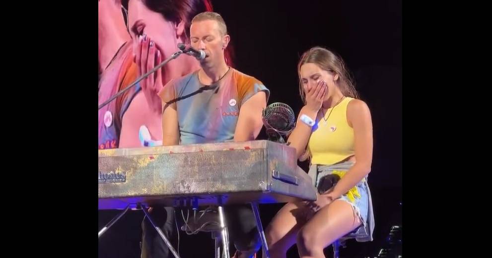 Coldplay em Coimbra: o momento em que uma jovem fã se comove em palco com Chris Martin