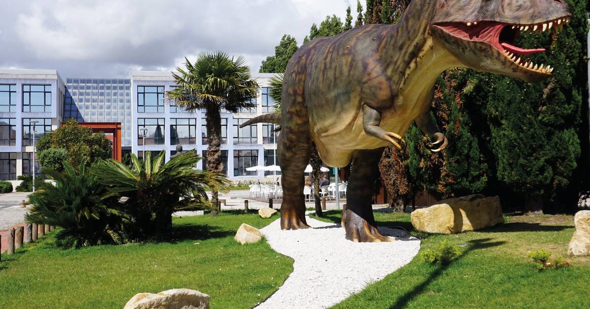 Nova rota urbana convida a descobrir dinossauros gigantes no centro da Lourinhã